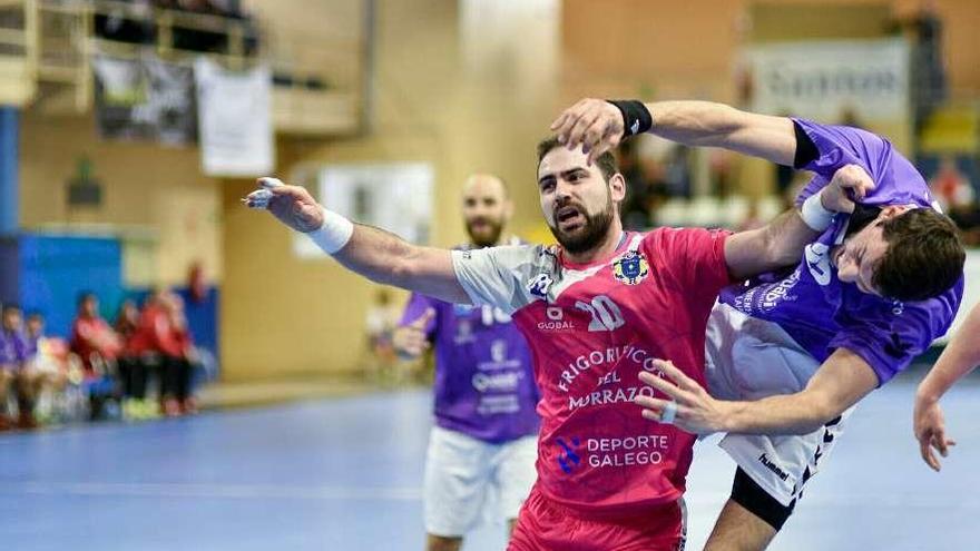 Cerqueira en una acción defensiva del partido entre Guadalajara y Frigoríficos. // Rafael Martín/BM Guadalajara