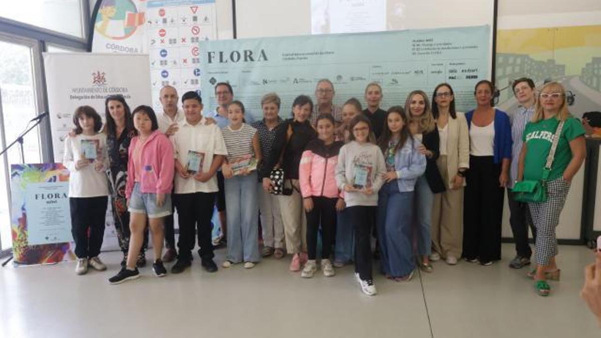 Alumnos y profesores de los colegios premiados durante la entrega de premios.