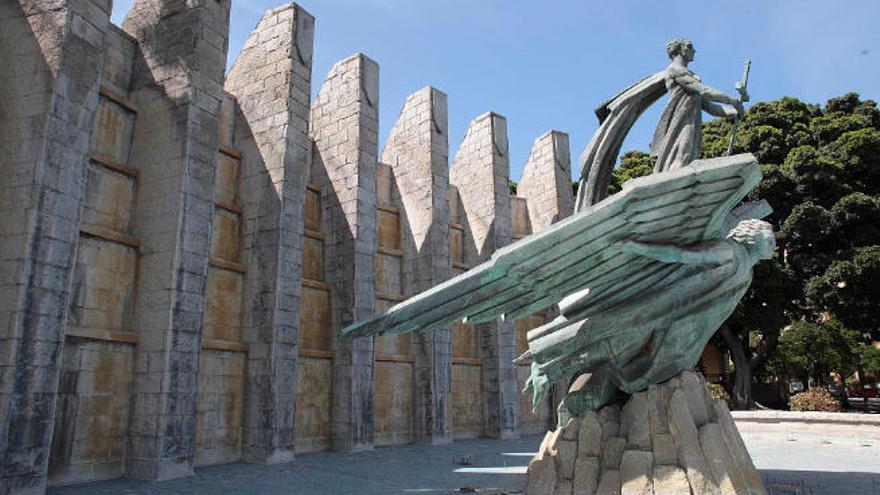 Monumento a Franco, situado en la avenida de Anaga, en Santa Cruz de Tenerife.