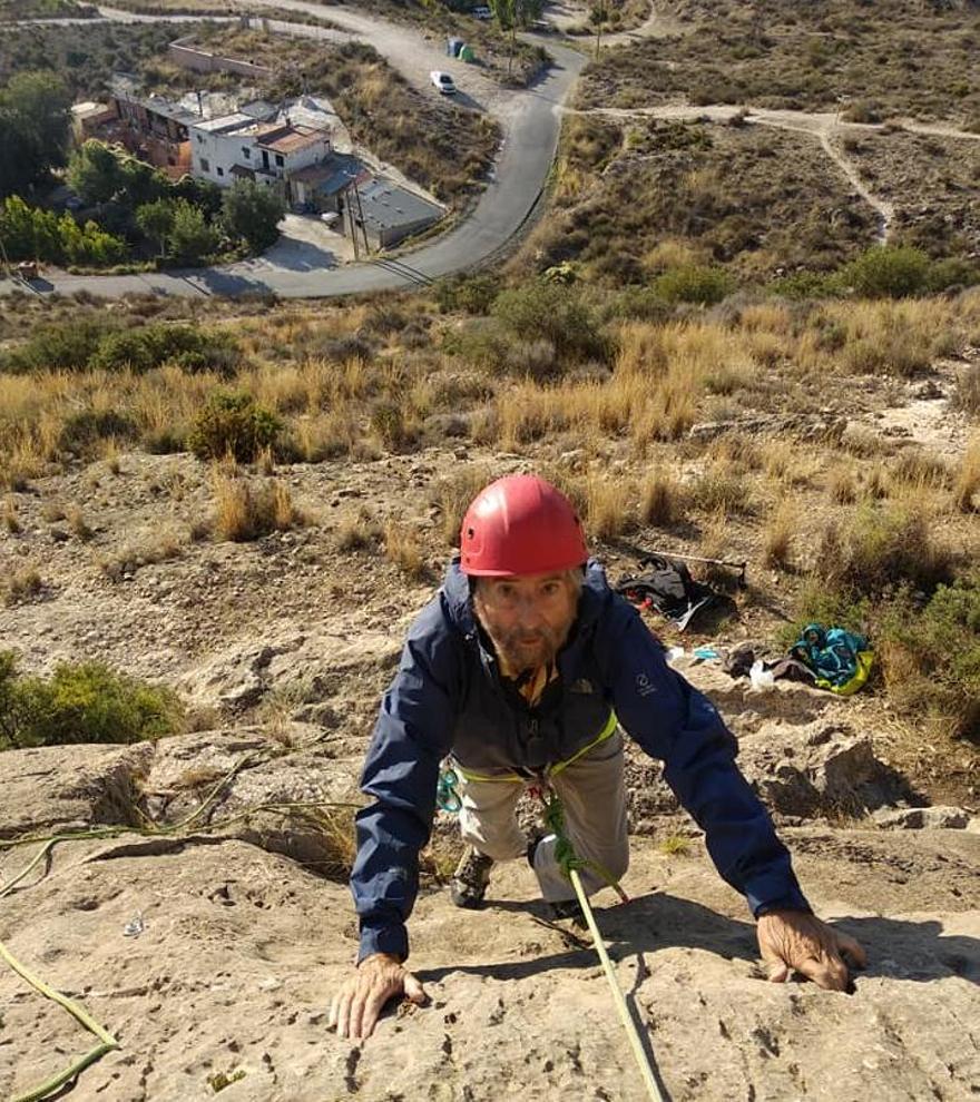 César Pérez de Tudela en una de las nuevas vías de escalada del monte Bolón.