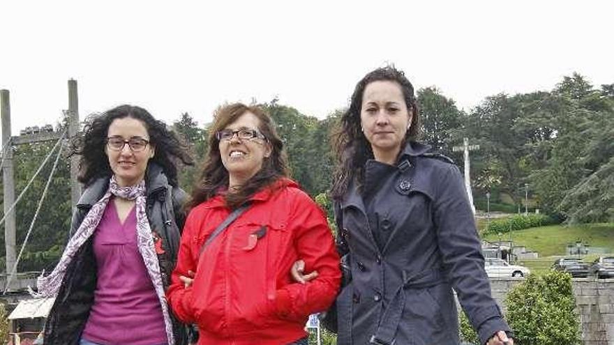 Marina Román (drcha.) pasea junto a Sonia y Liliana, también socias de Avempo y con la perra terapéutica &quot;Mami&quot;, en Vigo. // Marta G. Brea