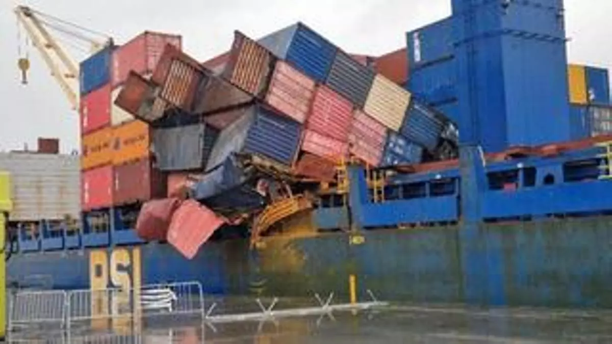 El Puerto de Vigo recoloca la carga del buque que perdió un «número importante» de contenedores