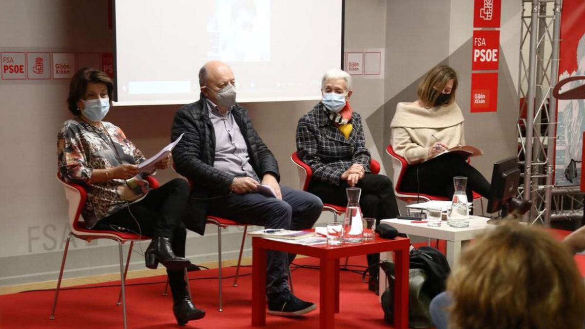 Por la izquierda, Isabel Braga, presentadora; Aquilino Díaz, de la Fundación Barreiro, Carmen Suárez, y Goretti Avello, directora local de Igualdad. | J. P.