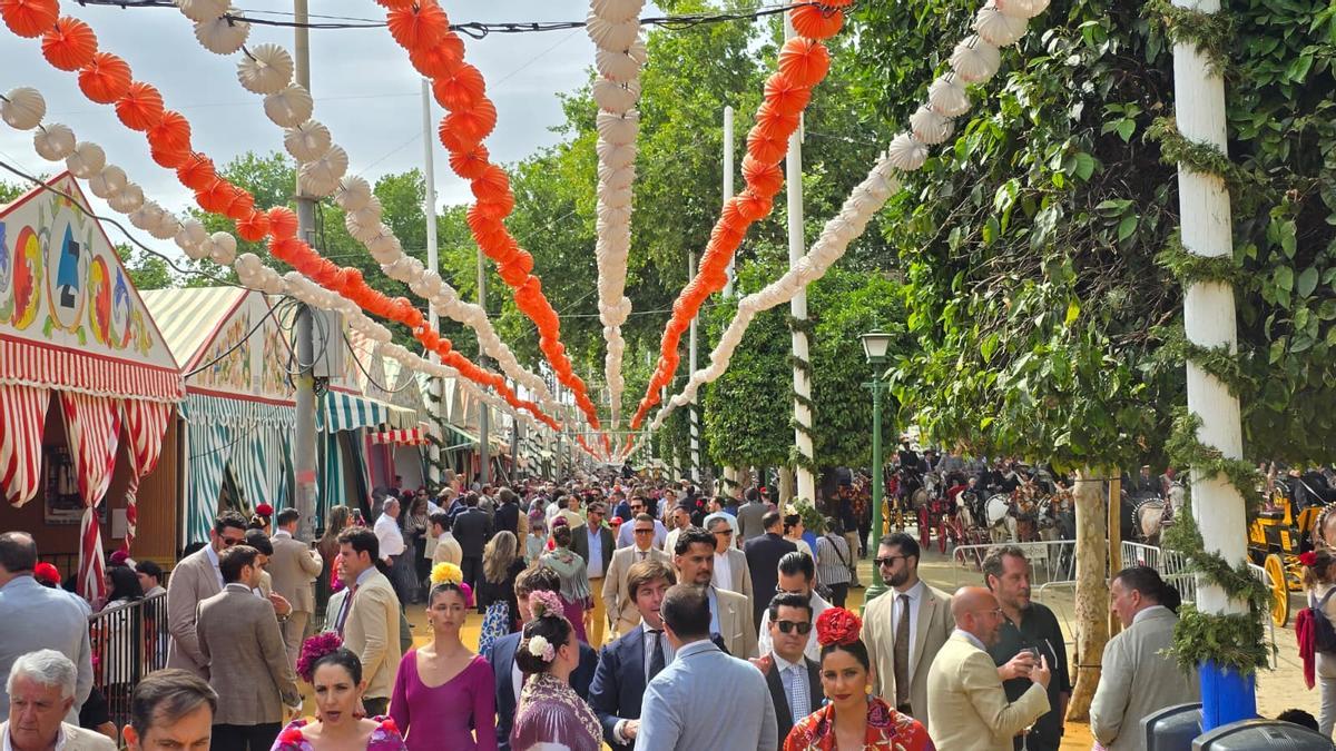 Ambiente en el Real durante la tarde del Jueves de Feria en Sevilla.