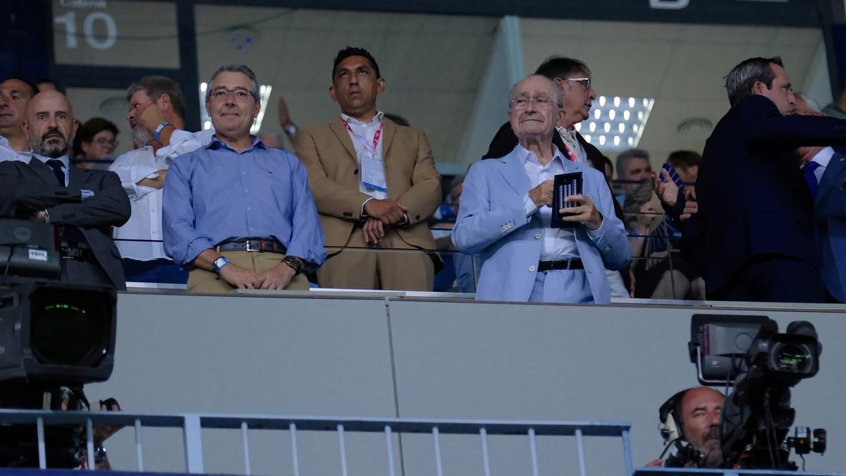 El presidente de la Diputación Francisco Salado y el alcalde Francisco de la Torre, en el palco de La Rosaleda.