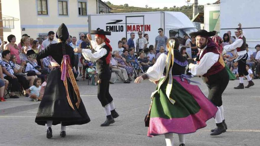 Los bailes regionales son seguidos por un gran número de personas.