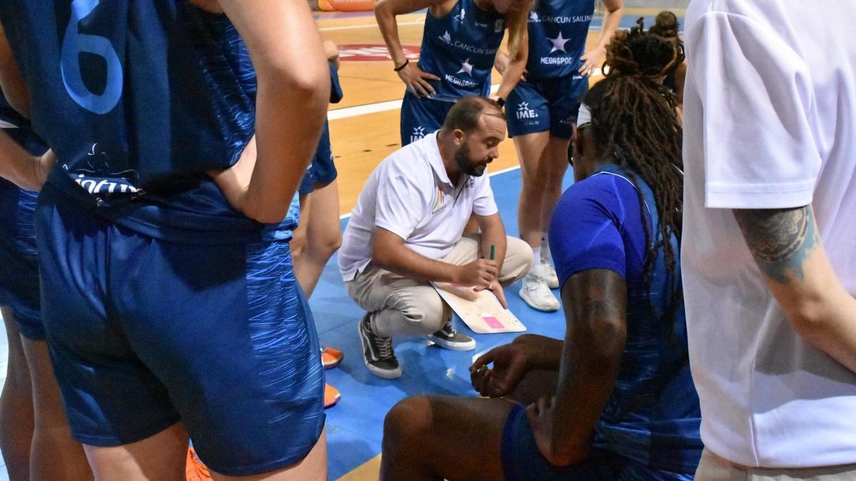 Baloncesto. Liga Challenge. Tiempo muerto del Azul Marino CB Sant Josep en un duelo de pretemporada