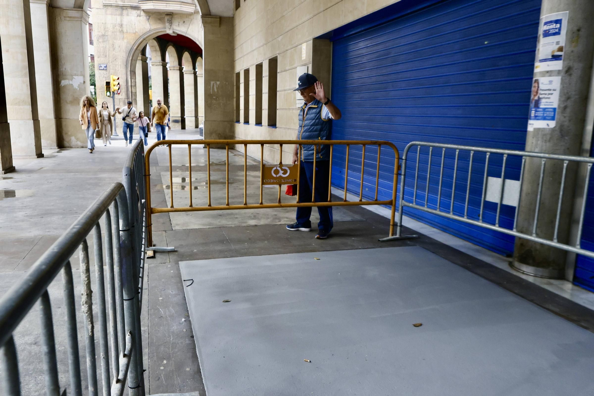 En la céntrica calle de Gijón Marqués de San Esteban vecinos y comerciantes esperan "un aire moderno" con el nuevo pavimento (en imágenes)
