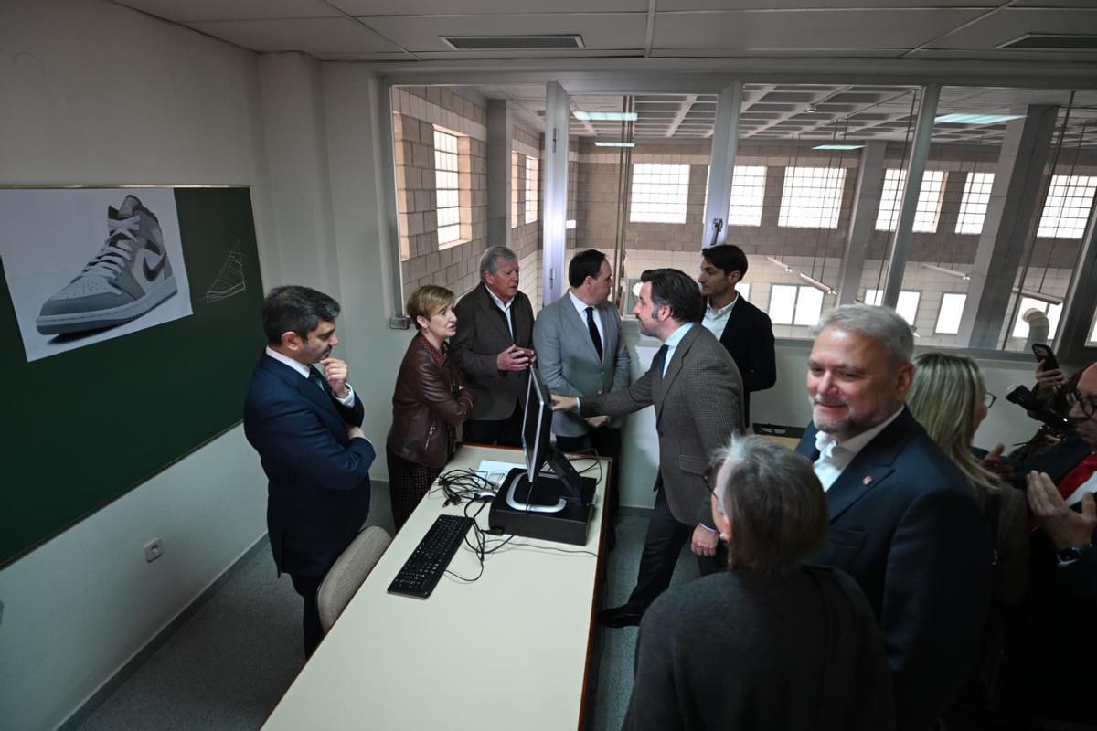 Ruz saluda a la consellera de Industria, Marian Cano, en una de las aulas que usará la "Learning Factory"