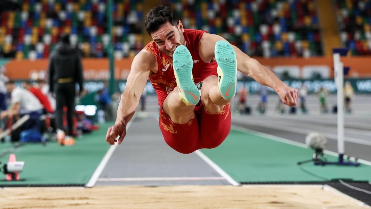 Jorge Ureña en la prueba de salto de longitud.