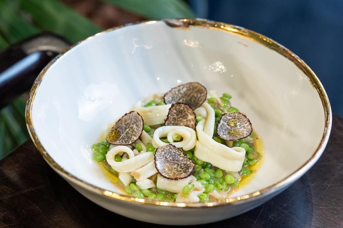 Guisantitos con tripa de bacalao, bull negro y trufa de primavera.