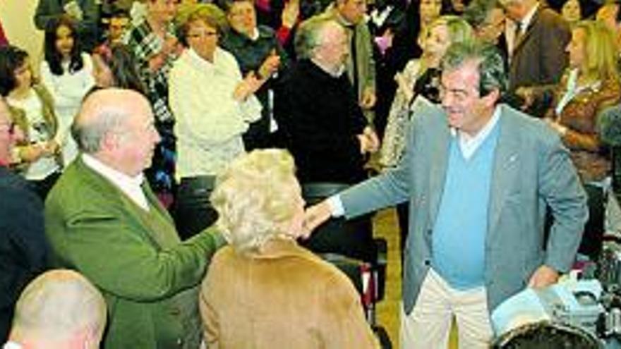 Cascos,  saludando a simpatizantes, ayer, en el  mitin de  Navia. | t. c.