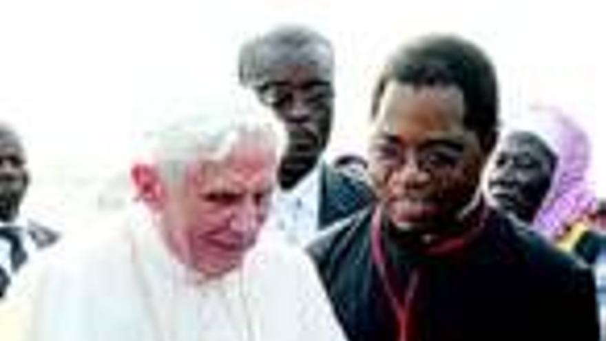 El Papa advierte a Africa de que el condón &quot;agrava&quot; el azote del sida