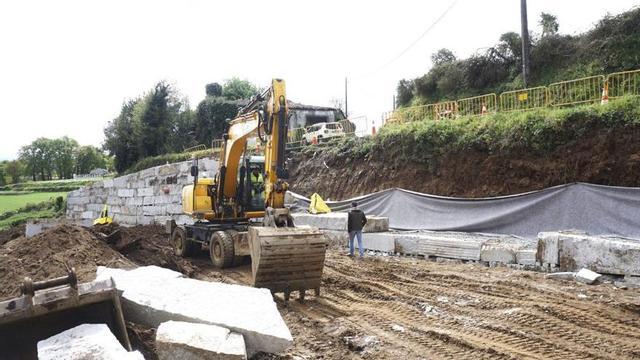 Avanzan los trabajos en un muro en el acceso a Doade | FIRMA DE FOTO
