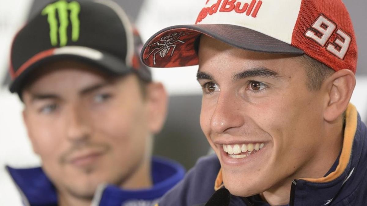 Marc Marquez sonrie ante la mirada de Jorge Lorenzo en la conferencia de prensa del Gran Premio de Austria.
