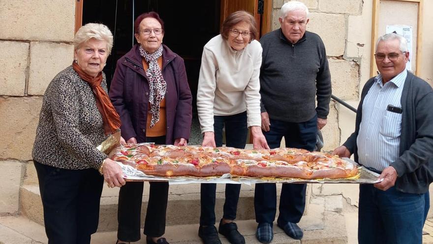 Los vecinos de la Foia de l'Alcalatén, en l'Alcora, con la mona.