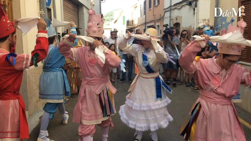 Los Cossiers de Alaró bailan a Sant Roc