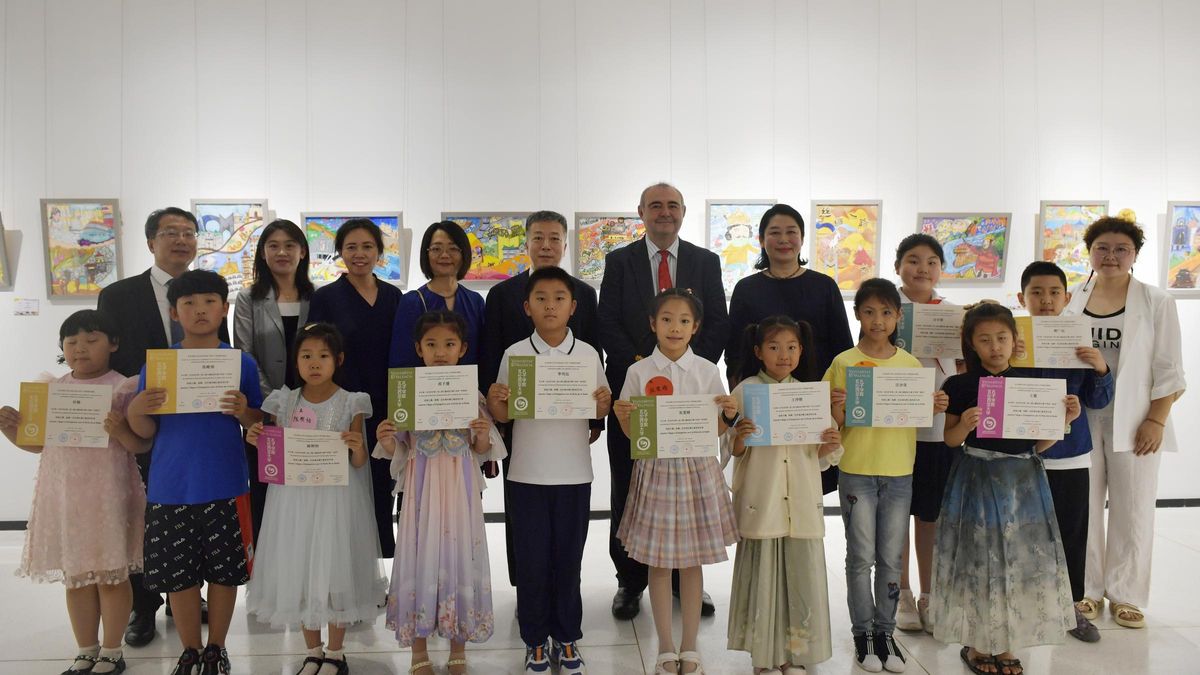 Foto de grupo de los escolares premiados en el concurso, y los representantes del ICUV, de NENU y de la Municipalidad de Chagchun.