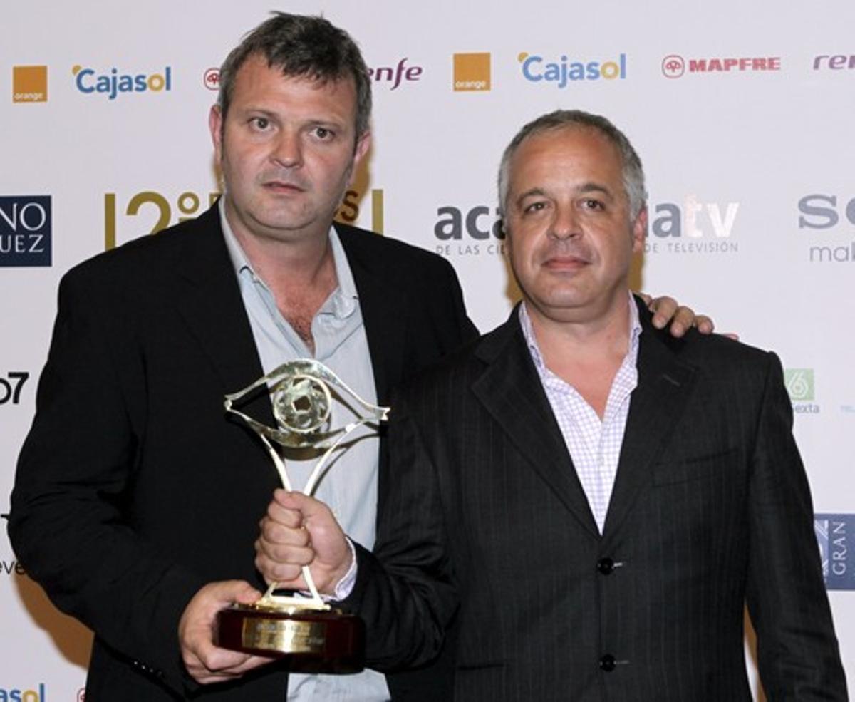 Cesar Ruiz de Diego y Miguel Touron, tras recibir el premio a la Mejor Producción por la serie de Televisión Española  ’Aguila Roja’, programa que más estatuillas regaló a TVE-1.