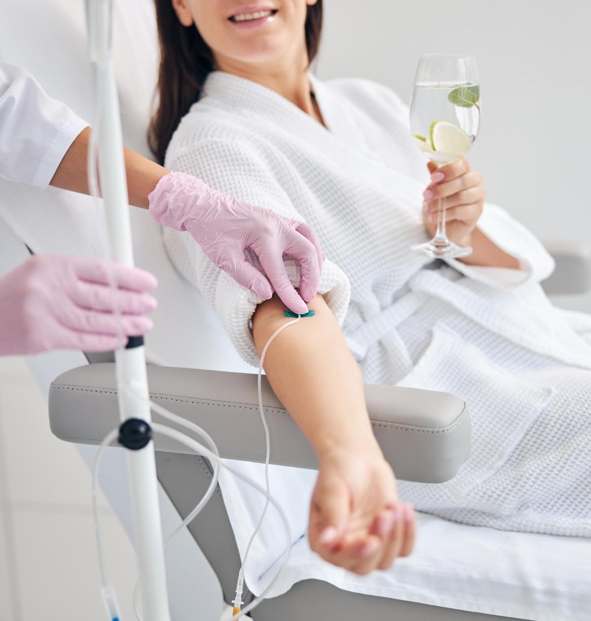 La sueroterapia consiste en la administración intravenosa de un suero que varía en función de las necesidades y de los objetivos de cada persona.