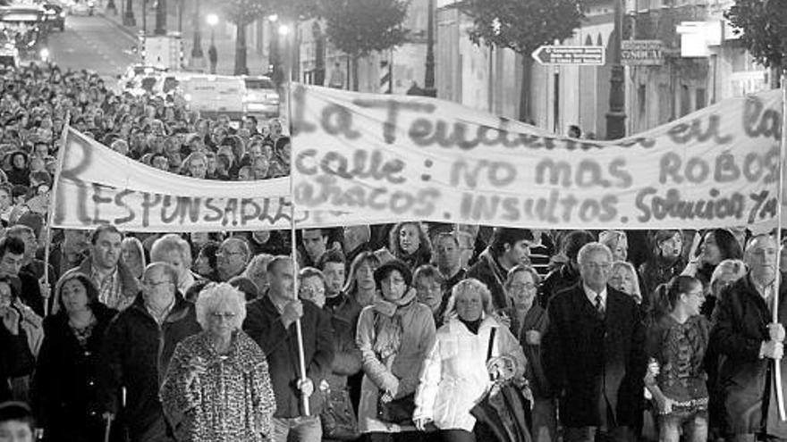 Sobre estas líneas, aspecto de la sidrería asaltada en la avenida de Torrelavega. A la izquierda, manifestantes en la Tenderina. Abajo, derribo de las casas en ruinas del barrio. | miki lópez / luisma murias