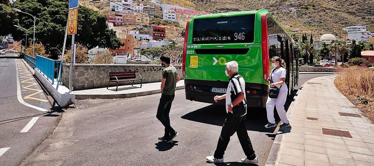 Guagua de Titsa en el barrio capitalino de San Andrés. | | MARÍA PISACA