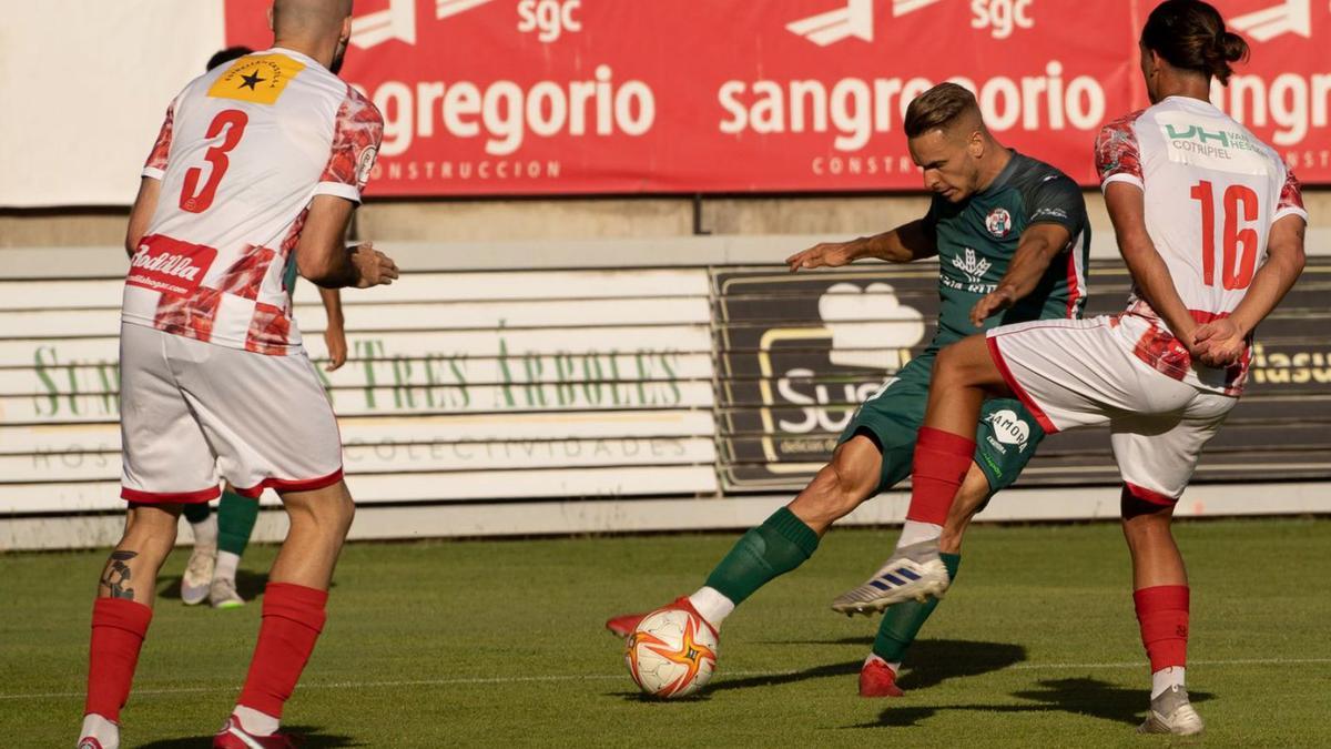 Pana chuta a puerta durante un partido de la pretemporada rojiblanca en el Ruta de la Plata. | Jose Luis Fernández