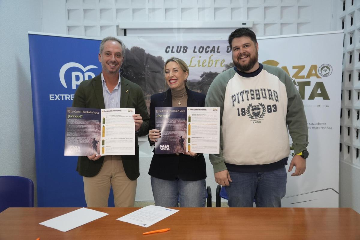 Acto de firma del pacto, este lunes en Villar del Rey.