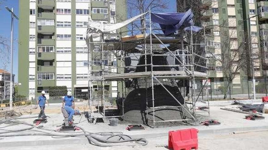 La estructura del gran volcán de Coia ya era visible ayer. // R. Grobas