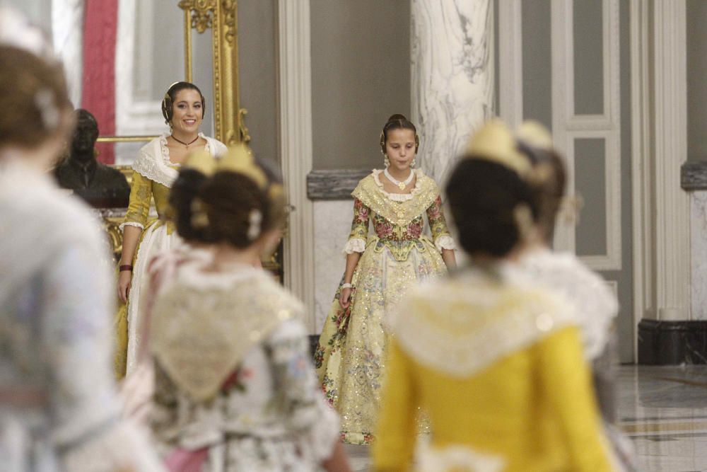 Las cortes de honor ensayan la proclamación de las falleras mayores