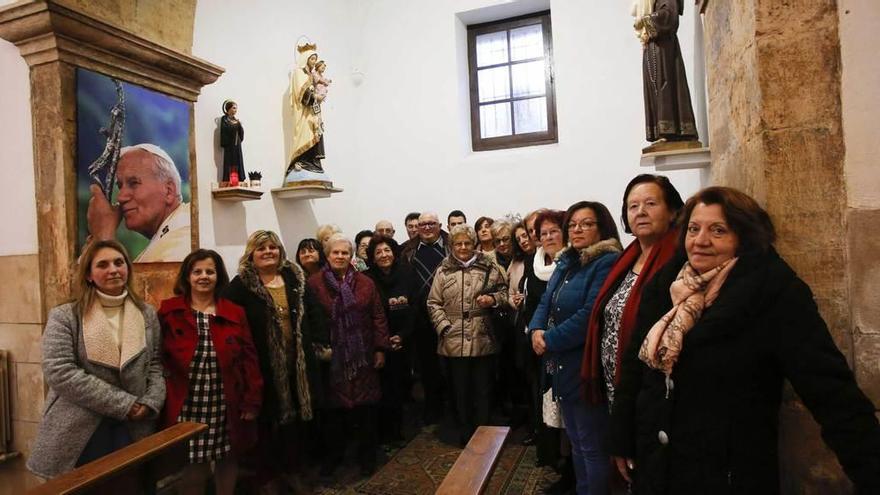 La talla de Santa Gema, rodeada de asistentes a la misa.