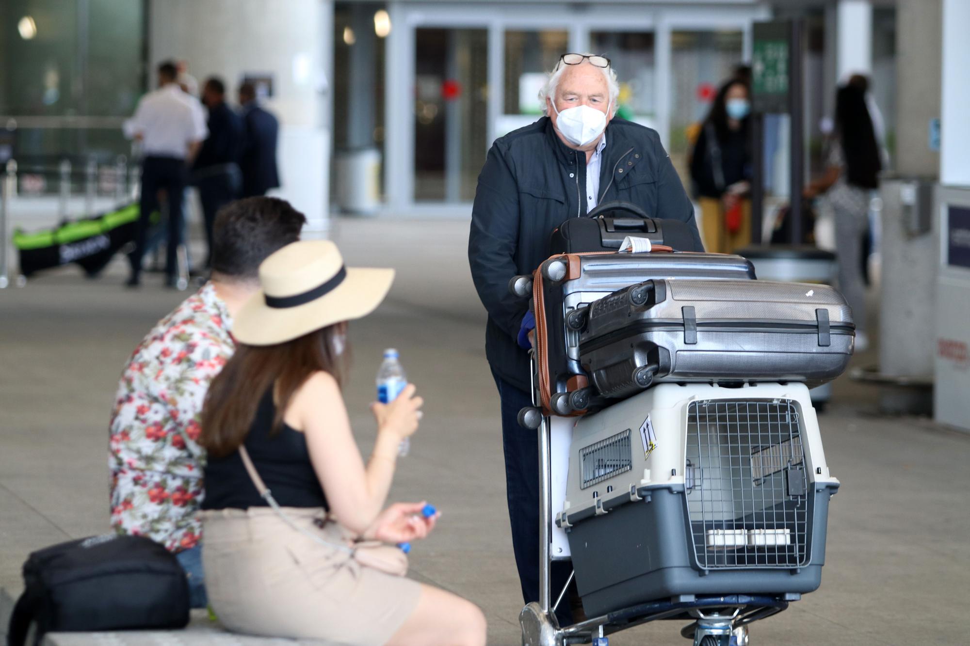 Turistas llegan al aeropuerto de Málaga el lunes 24 de mayo, tras relajarse las restricciones