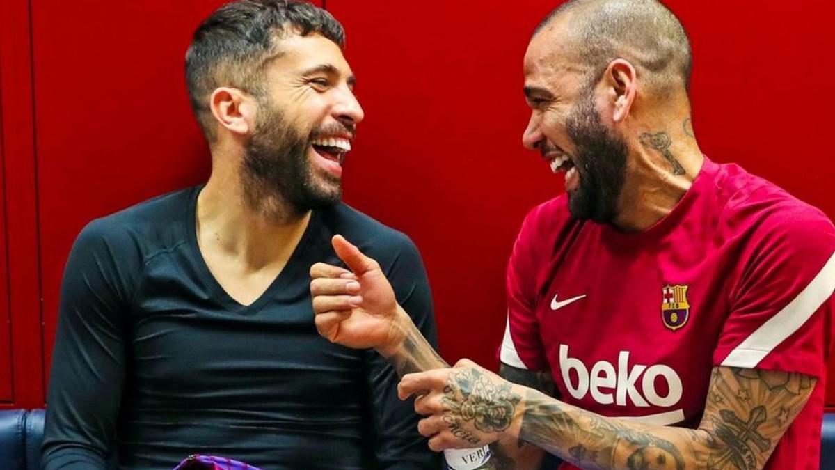 Jordi Alba i Dani Alves parlant ahir al vestuari. | FC BARCELONA