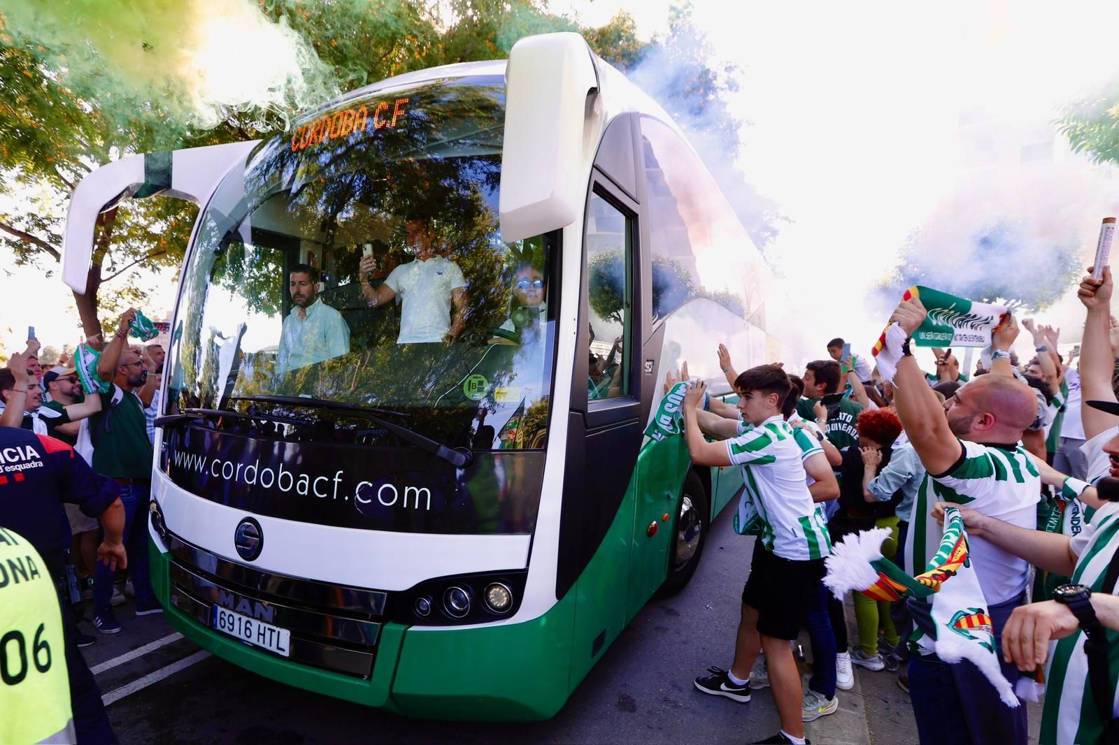 Barcelona Atlétic-Córdoba CF | El recibimiento al equipo de la afición cordobesista, en imágenes