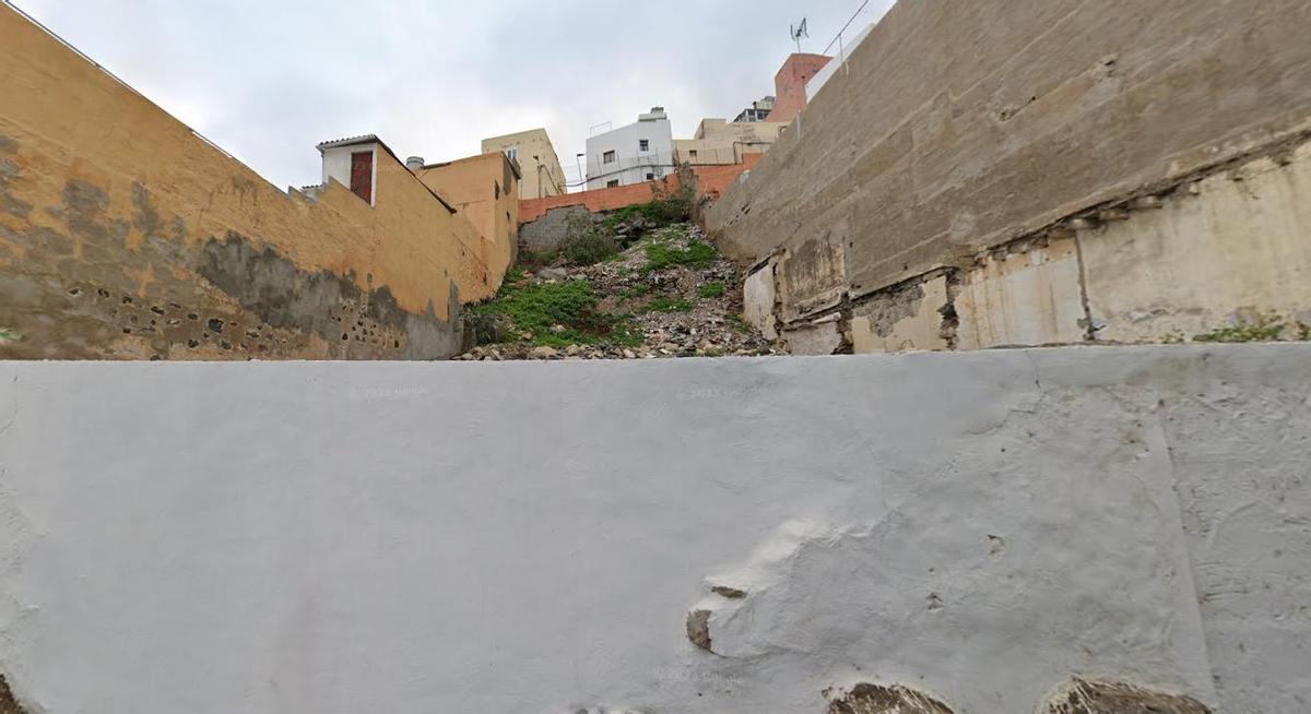 Solar expropiado en Real de San Juan, las nuevas instalaciones permitirán salvar la ladera con un ascensor.