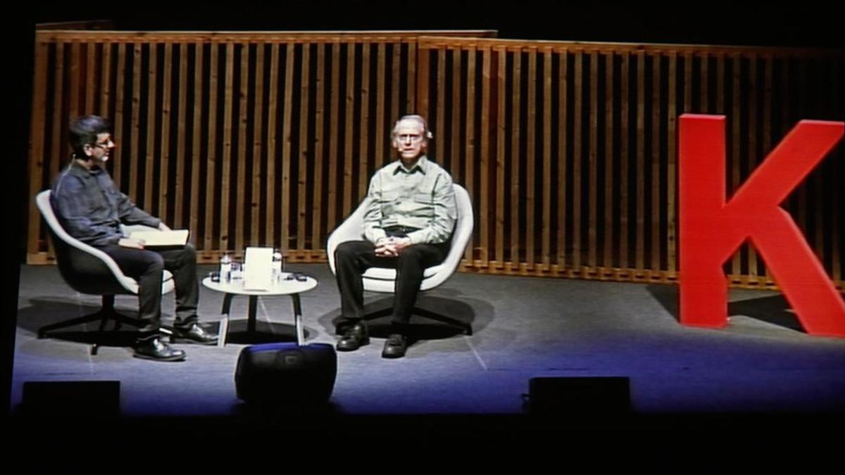 Don DeLillo (derecha) junto al periodista Antonio Lozano, en el CCCB.