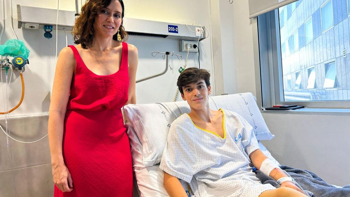 Isabel Díaz Ayuso visita a Sergio Rollón en el Hospital La Paz