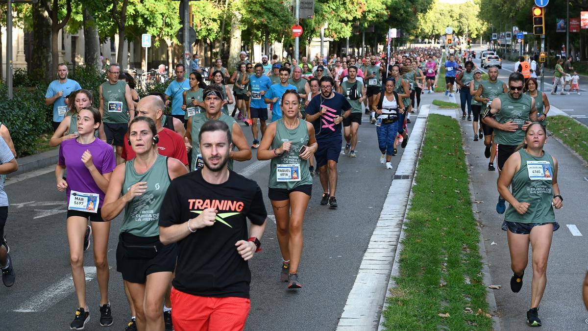 La Cursa de la Mercè 2022 desciende por el paseo de Sant Joan.