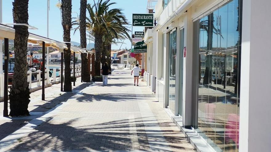 Paseo marítimo de Cabo de Palos, con las terrazas recogidas a finales de abril.