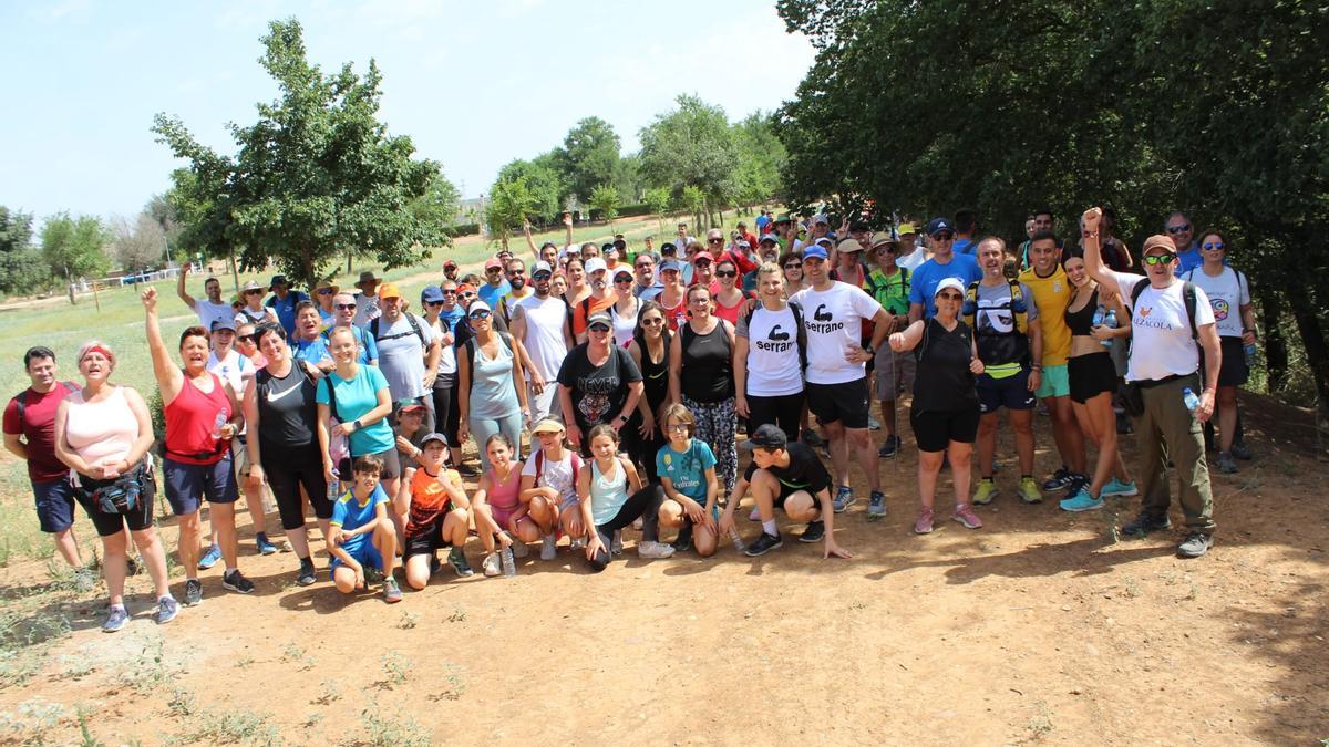 Participantes en la marcha, en un receso en el camino.