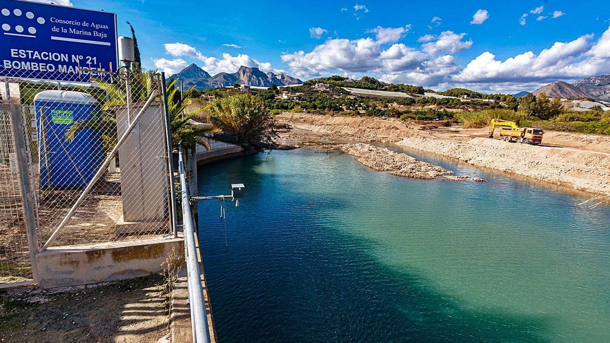 Maquinaria realizando los trabajos en la presa de Mandem, en el río Algar, a su paso por Altea.