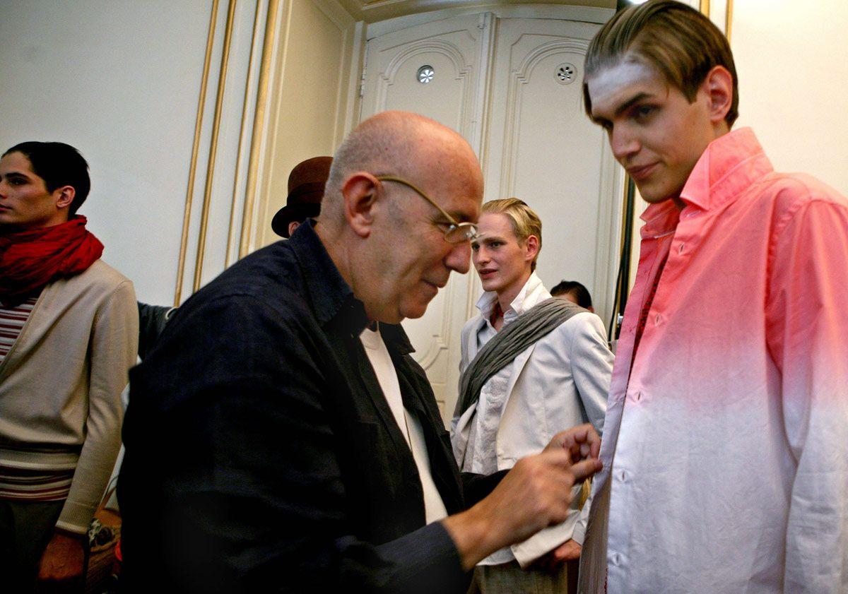 Antonio Miró da los último retoques al look de un modelo antes de un desfile en París, en 2009.