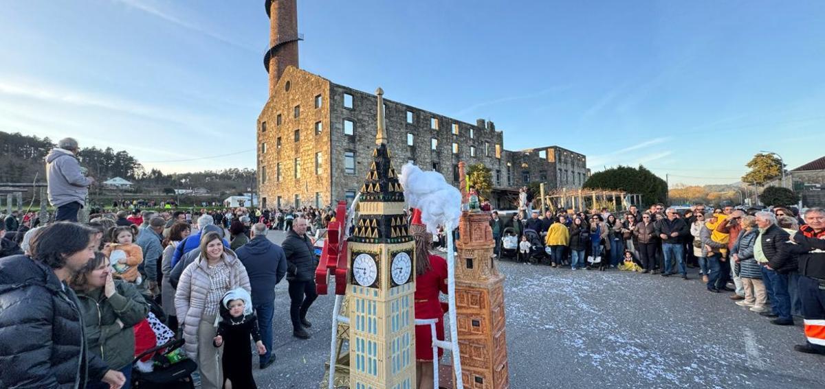 Los vecinos de Portas disfrutan  de su desfile de Carnaval | FDV