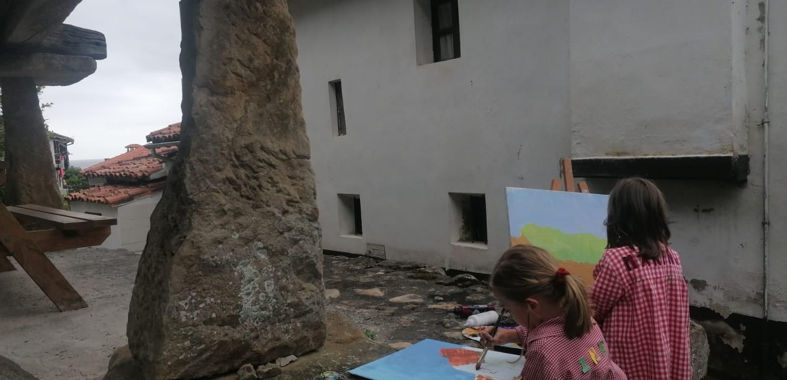 Tazones está hecho un pincel: así fue la gran cita de pintura al aire libre de la localidad marinera