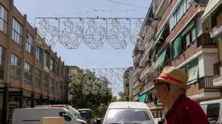 La Navidad llega a Alicante antes del fin del verano: el Ayuntamiento ya instala el alumbrado