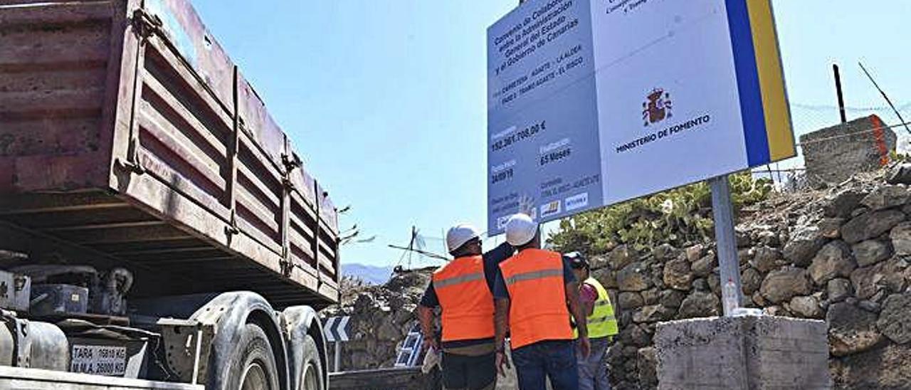Colocación drl cartel informativo de las obras de la tercera fase de la carretera de Agaete a La Aldea en septiembte.