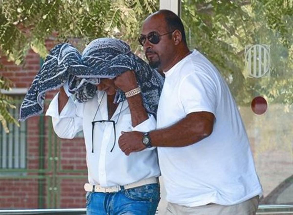 L’acusat, José Tomàs Navarro, surt amb el cap tapat dels jutjats, ahir, després de prestar declaració.