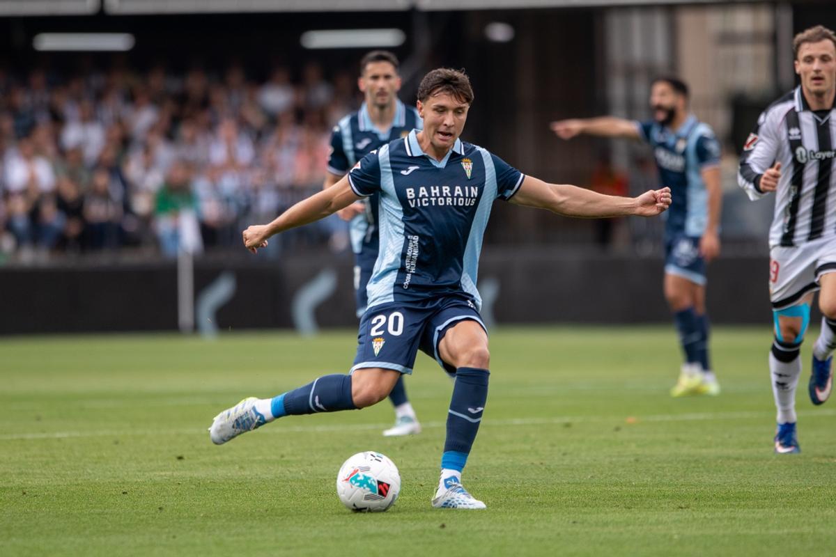 Del Moral ensaya un pase en el Castellón-Córdoba CF en Castalia.
