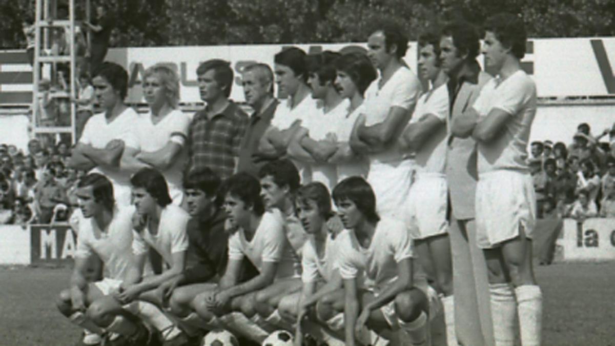 Jugadores y técnicos del CD Olímpic en el partido contra el Levante en 1976