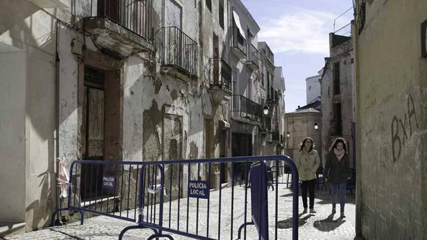 Urbanismo multa a los dueños de 20 casas del Casco Antiguo pacense en mal estado